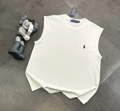 包邮 潮牌🎁拉夫劳伦刺绣logo纯棉背心T恤! 🎆:240g双纱潮牌专用棉,纹理清晰,质感满满,同缸定染1×1无色差精密纯棉螺纹,层搭叠穿,自留好货,强烈推荐~所有的辅料全部原版定制! 🎆:百分百重工好货,精工立体裁剪,宽松的版型,百搭各种身材,妹子可以完美驾驭小码,自留强烈推荐~ 🎆:经典的品牌LOGO工艺,高端有质感!整体做工用料也是相当讲究,处处体现品牌对品质的把控!妥妥的大厂风范! 颜色:黑色 白色 M L XL XXL 胸围 106 110 114 118 肩宽 40 41 42 43 衣长 67 69 71 73